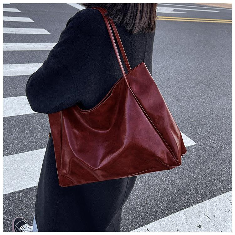 Stylish burgundy leather tote bag for women, perfect for urban fashion and daily use.